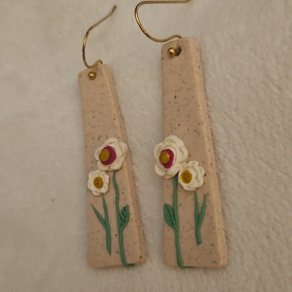 Vintage 1970s Floral Daisy Beige Linear Earrings
